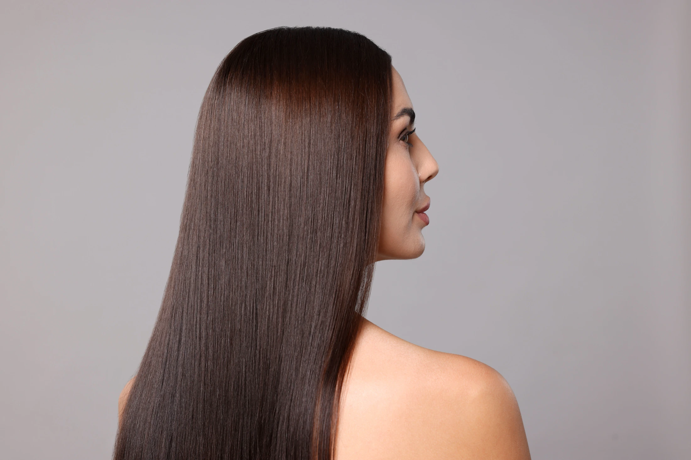 Cabello castaño liso